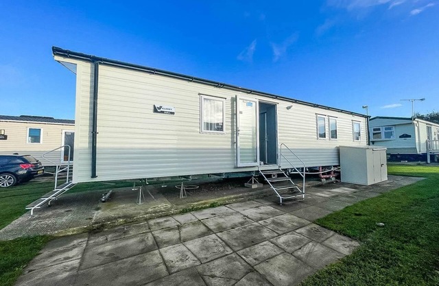 Stunning caravan for hire nearby Hunstanton Beach in Norfolk ref 23050S