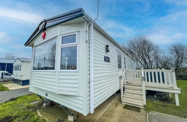 Stunning caravan with large decking area and it's very own hot tub, ref 95025SW