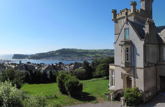 Beau château avec une vue imprenable sur la mer, les familles et les animaux domestiques
