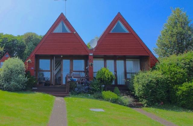 Superbe chalet au sommet d'une falaise situé dans un petit parc de vacances convivial