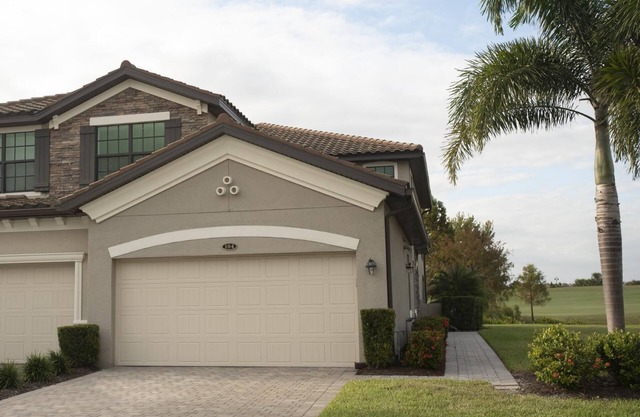 Stunning Coach Home~ 3/bed, 2/bath, First Floor with Golf Course View!