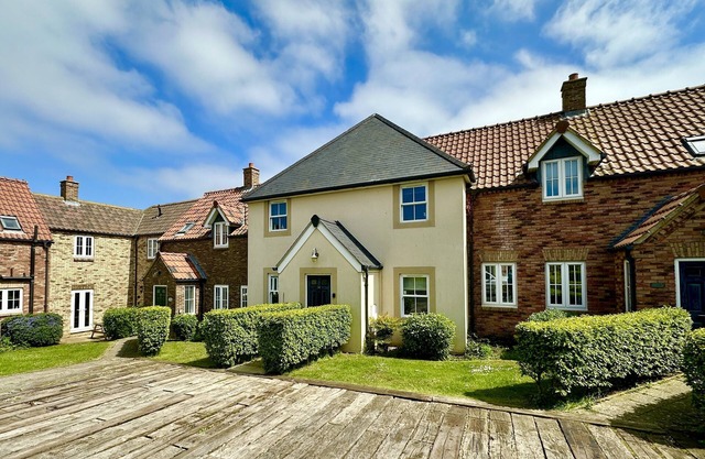 Stunning Coastal Cottage - Sleeping 8 in 4 Bedrooms - Pool and Beach Access Included.