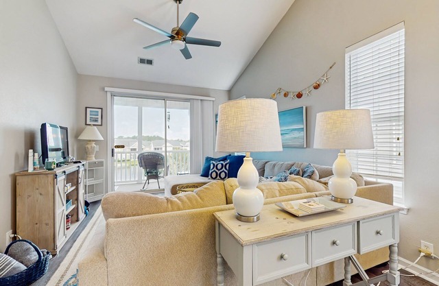 Stunning coastal condo with shared pool, close to beach and local attractions