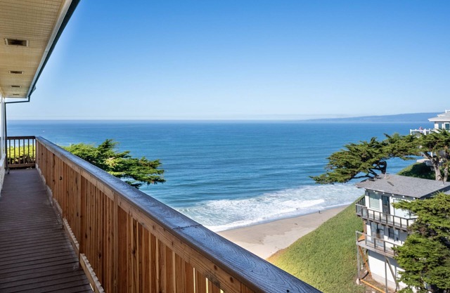 Stunning Coastal Cottage w/Panoramic Views of Monterey Bay! 6 Miles from Town