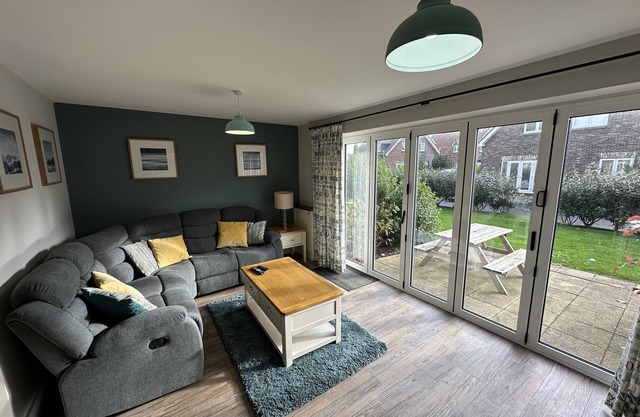 Stunning Coastal Cottage - Sleeping 5 in 2 Bedrooms - Pool and Beach Access Included.
