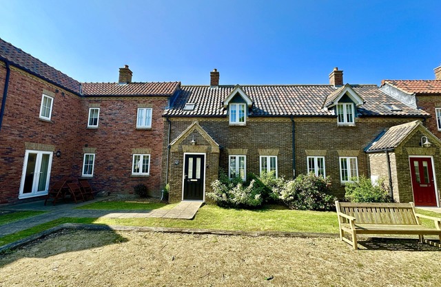 Stunning Coastal Cottage - Sleeping 5 in 2 Bedrooms - Pool and Beach Access Included.