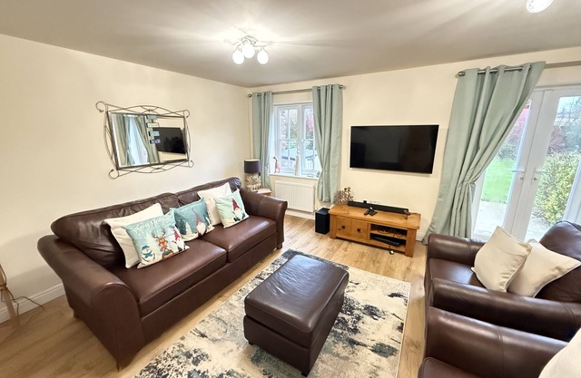 Stunning Coastal Cottage - Sleeping 6 in 3 Bedrooms - Pool and Beach Access Included.