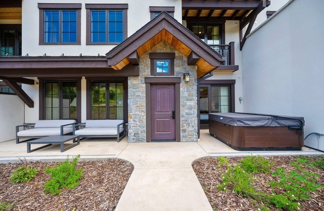 Stunning Condo|Ski In/Out and Private Hot Tub