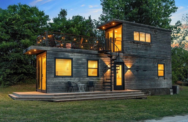“Cool River” Helm™ model Container Home 12 minutes to Magnolia/Baylor