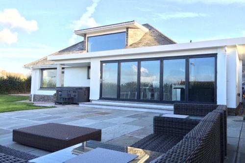 Stunning Contemporary Home Hot Tub & Sea Views