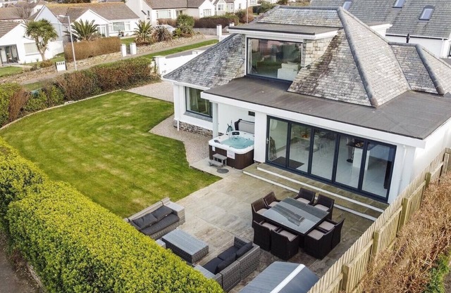 (D) MAGNIFIQUE MAISON DE VACANCES CÔTIÈRE AVEC BAIN À CHAUD, VUE SUR LA MER ET PARKING