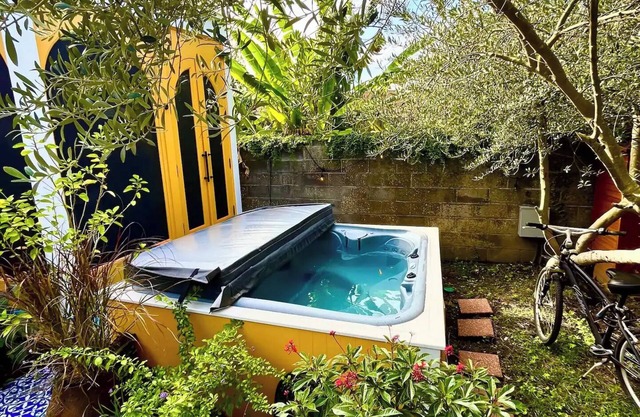 Stunning Converted Victorian Church: Garden, HotTub, 3-bedroom, WiFi, AC