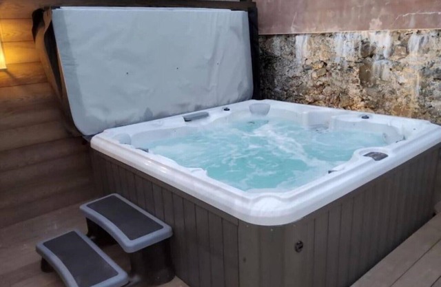 Stunning Cottage, Sleeps 8 with Hot Tub. 1 min walk from beach!!