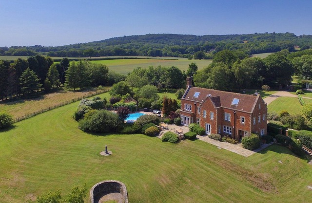 Superbe domaine isolé et piscine à 45 minutes de Londres par train en 20 acres