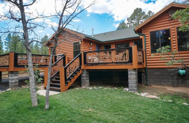 SUPERBE RETRAITE CABINE CUSTOM CONSTRUIT SUR UN GRAND TERRAIN BOISÉ ET CLÔTURÉ AVEC SALLE DE THÉ