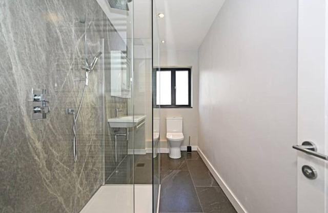 Stunning Detached House in Bassett