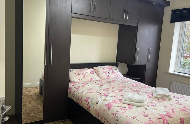 Stunning Double Room walking distance to Uxbridge Town Center