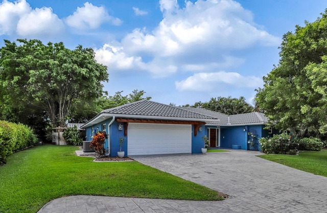 Stunning escape with outdoor kitchen, private saltwater pool, WiFi, central AC