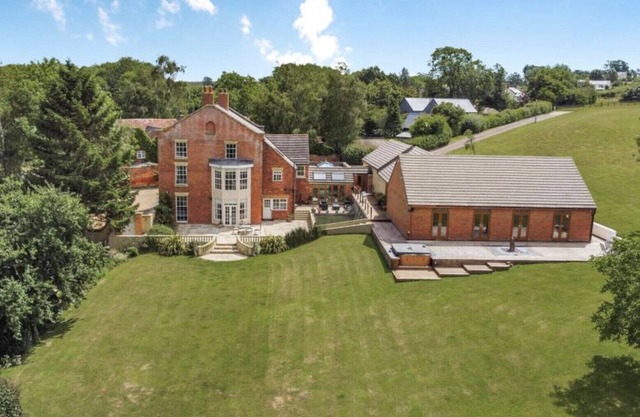 Impresionante mansión georgiana en 6 acres con complejo privado de piscinas cubiertas