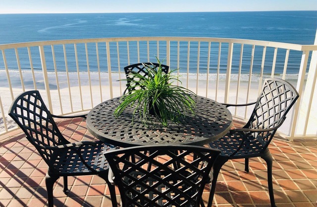 Superbe OCEANFRONT View & Superbe Condo. 6 personnes et service de plage inclus.