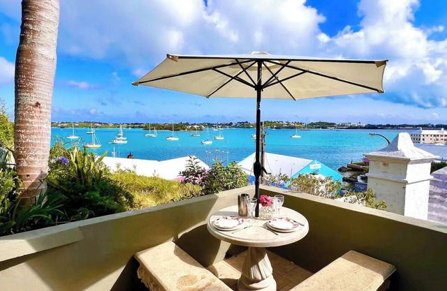 Harbour views, luxury 2 bed/2 bath Apt & walking distance to St George's Town