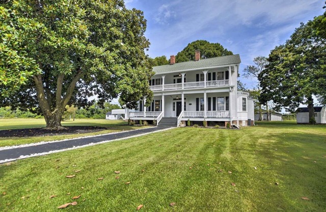 Stunning historic home w/ large rooms. Close to attractions. Kid & pet friendly!