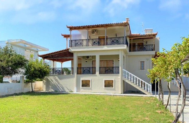 Stunning home in Kato Assos Peloponne, with 5 Bedrooms and WiFi