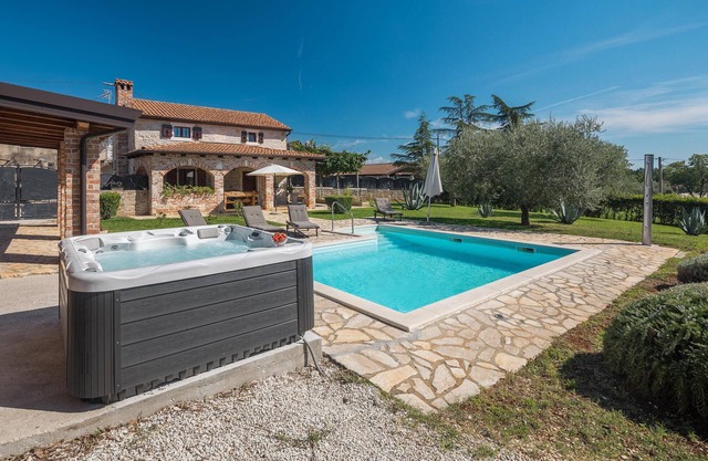Maison confortable à Porec avec jacuzzi