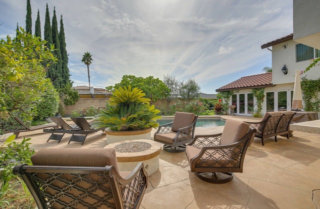 Stunning Home on Golf Course ~ 8 Mi to Disneyland!