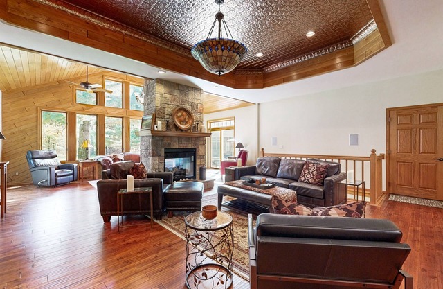 Stunning home w/ hot tub, wet bar, theater room, pool table, near golf & lakes