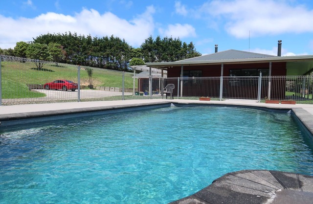 Superbe maison pour des vacances reposantes avec piscine à Helensville