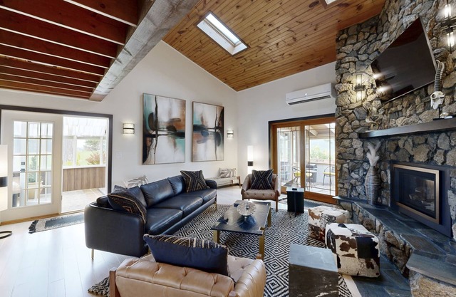 Stunning house w/ hot tub, ping pong, foosball, outdoor fire pit