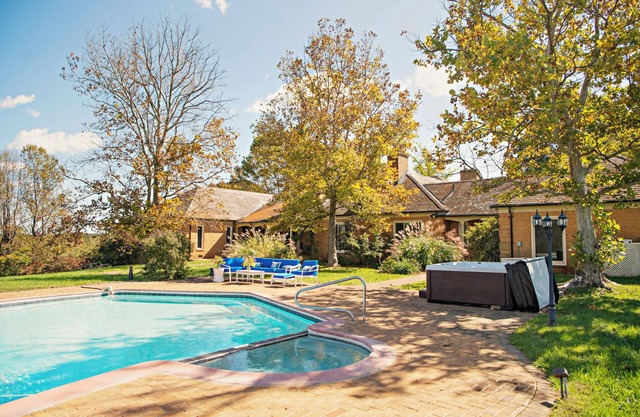 Maison pour 18 personnes avec piscine sur domaine rural spectaculaire avec courts de tennis et spa