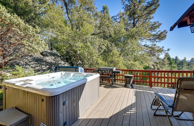 Spacieux 4BR Idyllwild Cabin w / bain à remous privé!
