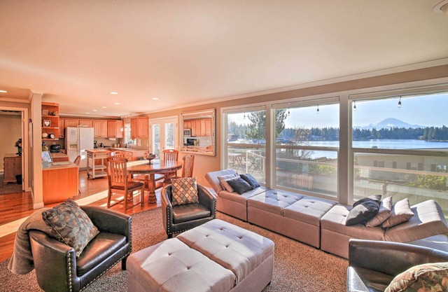 Stunning Kent Lake House w/ Private Dock!