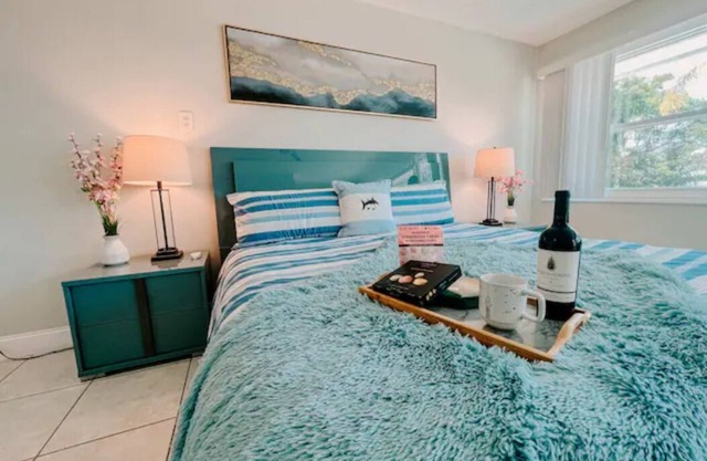 Stunning Lake Front House near Disney & Universal