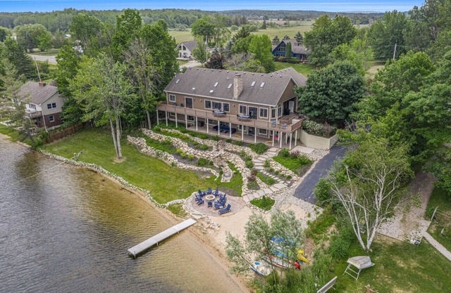 Stunning Lake House 200' of Lakefront with Kayaks Game Room