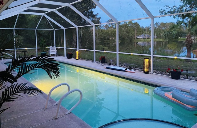 Stunning Lake house,heated pool, pet friendly,close to beach, restaurants ,bars