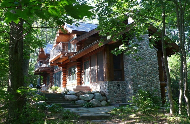 Magnifique chalet en rondins et en pierre du lac Michigan
