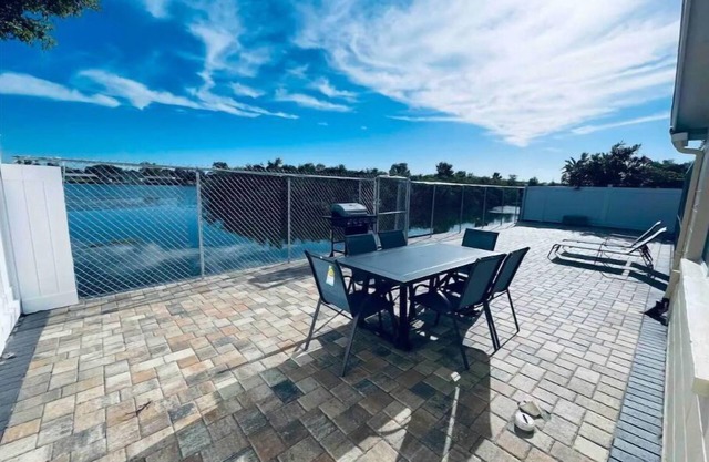 Stunning Lakefront & Heated pool