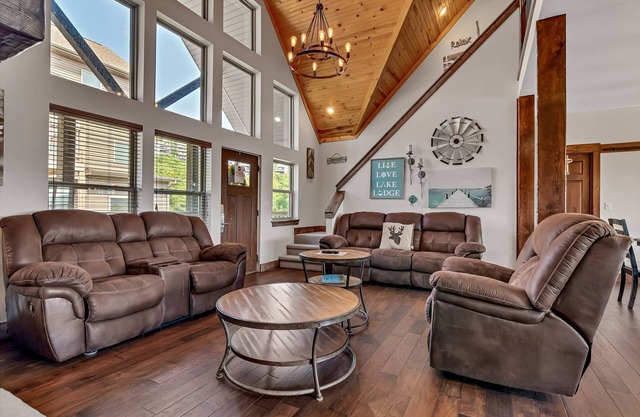 Stunning Lakefront Lodge on Indian Point! 5 BR, 4BA! Bring the Whole Family!!