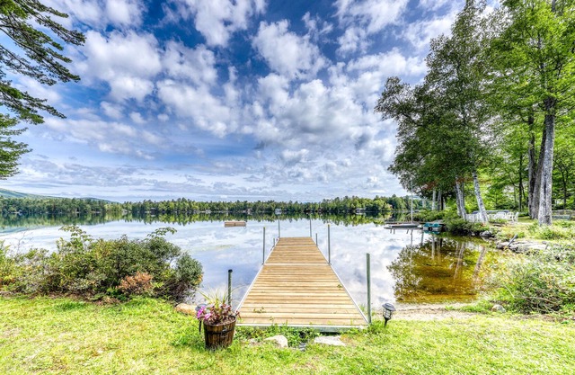 Superbe bord du lac, concept ouvert maison w / belle cour et les chiens ok!