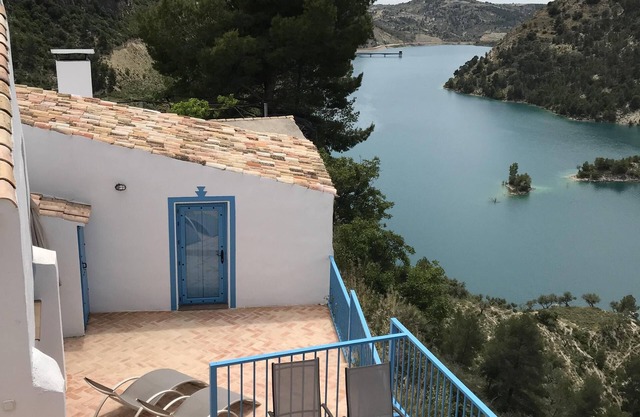 Superbe maison au bord du lac dans le parc naturel de la Sierra de Castril