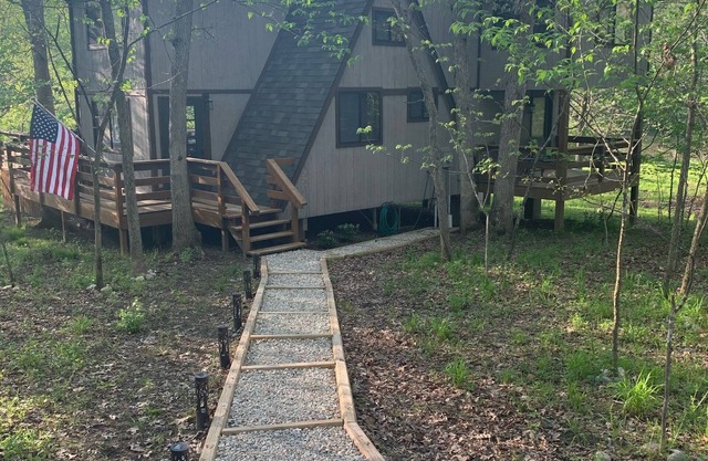 Stunning Lakeside Retreat at Innsbrook w/ Swing, Canoe and 3 Kayaks