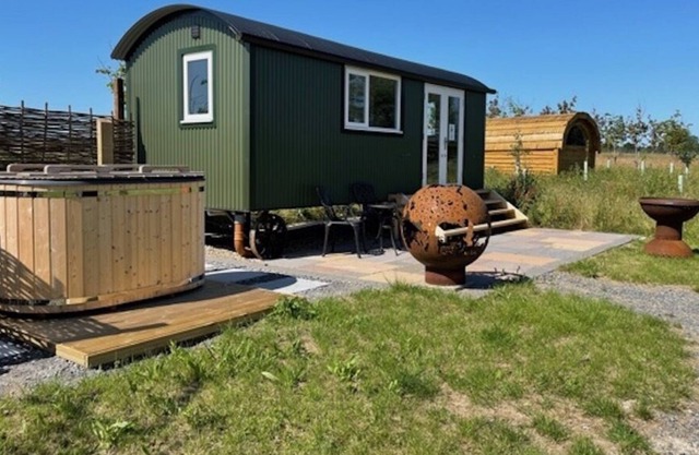 Stunning Lakeside Shepherd's Hut - Hot Tub & Sauna