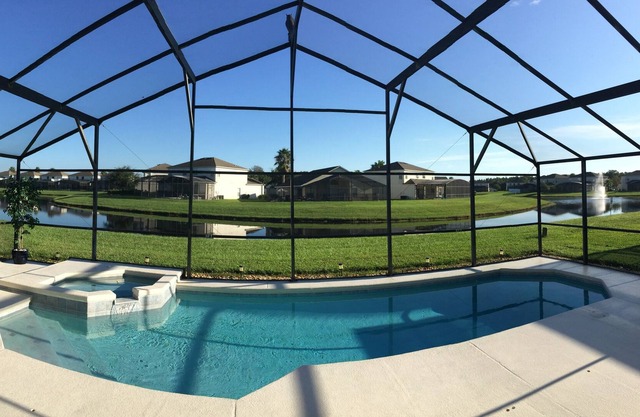 Superbe villa au bord du lac, piscine et spa. 4BR / 3BA - Gated Community - Disney 12 minutes