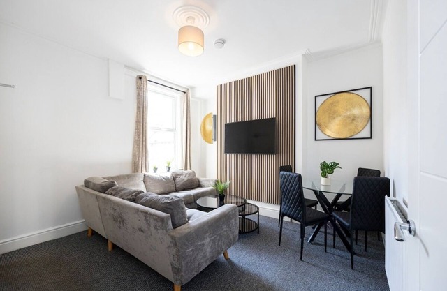 Stunning Liverpool Abode - Lounge Room - Sleeps 9