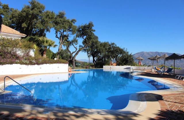 Emplacement magnifique près de Marbella. Grande terrasse. Superbes vues sur la mer et la montagne