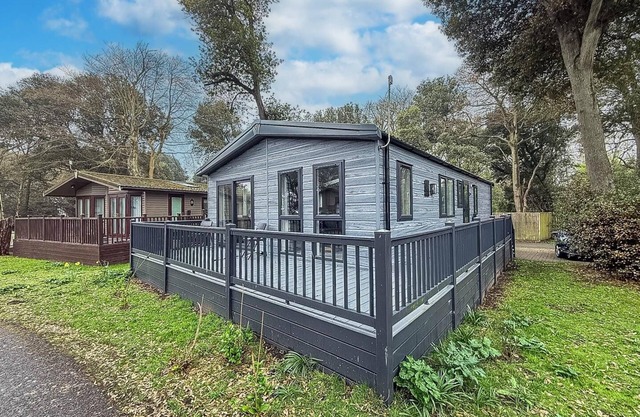 Stunning lodge with large decking at Azure Seas in Suffolk ref 32109OG