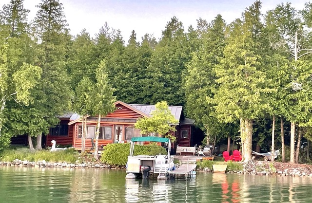 NEW! Stunning Log Cabin on 1.3 acres / 210ft of frontage on Grand Lake w/ kayaks